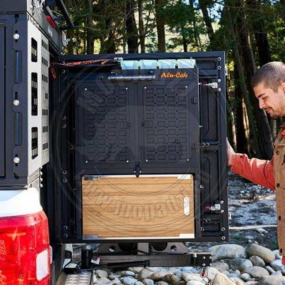 ALUCAB kuchyňská skříňka na zadní dveře pro ModCAP Canopy Camper (verze Deluxe) (1)